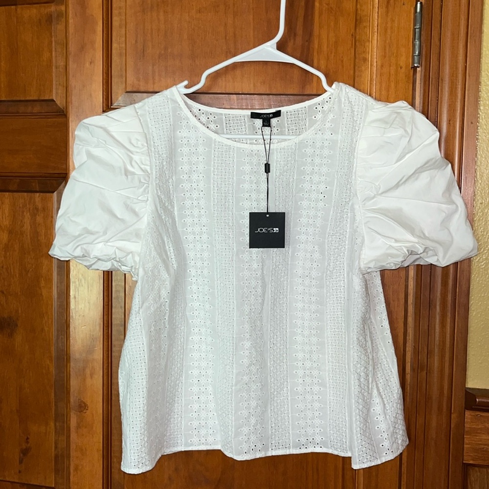 Joe’s Eyelet top w/ puff sleeves - large